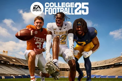 FootballR - NFL - Cover-Artwork für EA SPORTS College Football 25 mit drei Footballspielern in Uniform. Der Spieler links trägt eine Texas-Uniform, der mittlere Spieler eine Colorado-Uniform und der Spieler rechts eine Michigan-Uniform. Sie posieren aufgeregt in einem leeren Stadion mit einem strahlenden Himmel darüber und verkörpern College-Football-Gaming vom Feinsten. Diese Beschreibung wurde automatisch generiert.