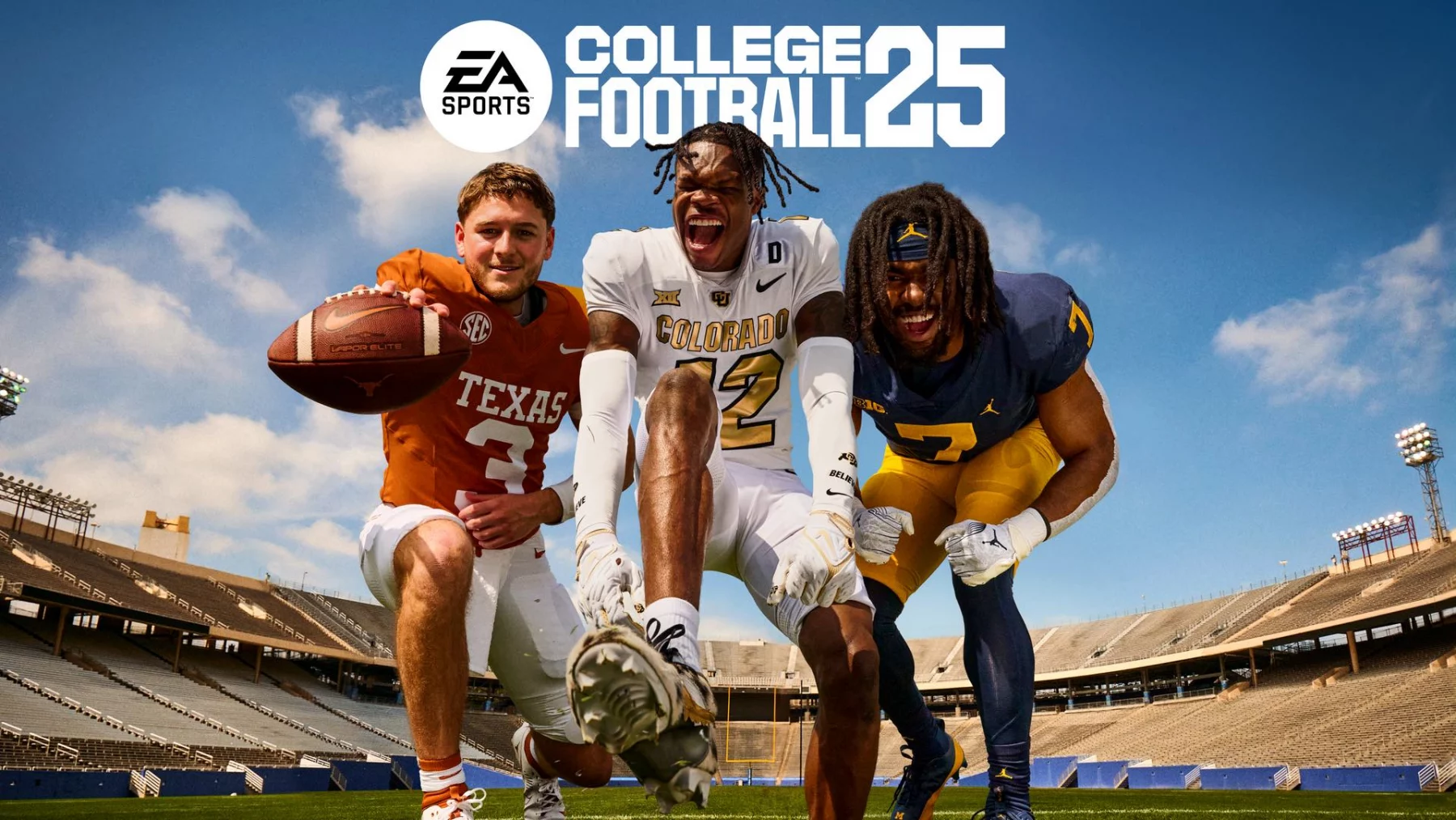 FootballR - NFL - Cover-Artwork für EA SPORTS College Football 25 mit drei Footballspielern in Uniform. Der Spieler links trägt eine Texas-Uniform, der mittlere Spieler eine Colorado-Uniform und der Spieler rechts eine Michigan-Uniform. Sie posieren aufgeregt in einem leeren Stadion mit einem strahlenden Himmel darüber und verkörpern College-Football-Gaming vom Feinsten. Diese Beschreibung wurde automatisch generiert.