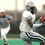 Mann spielt Football