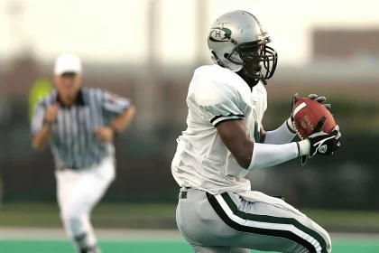 Mann spielt Football