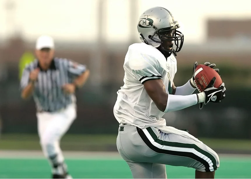 Mann spielt Football