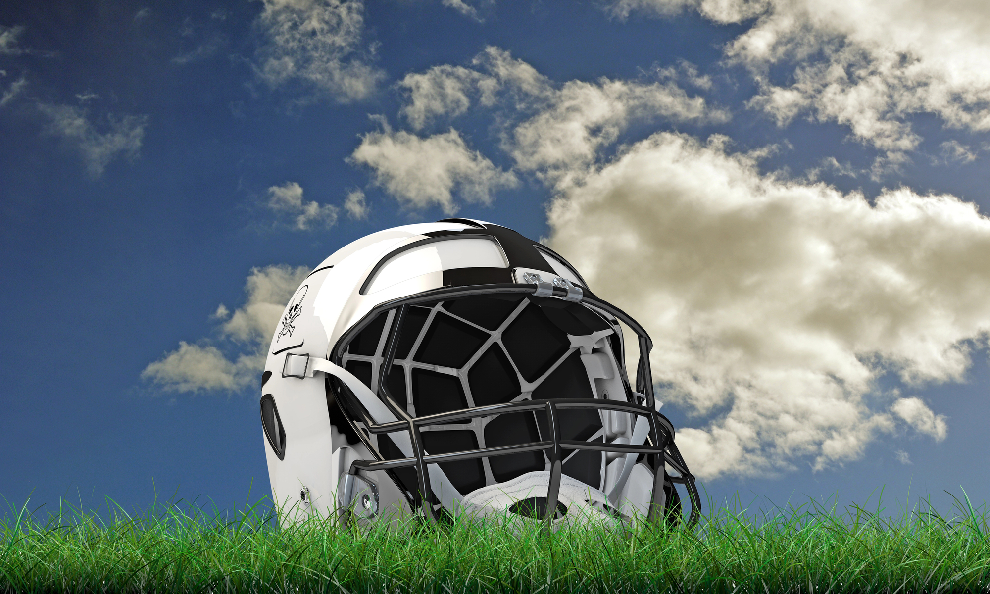 FootballR - NFL BYE Weeks - Welches Teams hat wann Bye Week? - Ein weißer Footballhelm mit schwarzen Akzenten liegt auf einem grünen Grasfeld unter einem teilweise bewölkten blauen Himmel, als wäre er bereit für die nächste Bye Week. Die Gesichtsmaske des Helms ist schwarz mit einem Gittermuster und das schlanke, moderne Design fällt auf. Kleine Pflanzen rund um das Gras ergänzen die natürliche Kulisse. Diese Beschreibung wurde automatisch generiert.