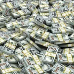 FootballR - NFL - Sunday Ticket - Milliarden Urteil gegen NFL - Ein großer Stapel von 100-Dollar-Scheinen ist gestapelt und mit gelben Bändern zusammengebunden, was einem Betrag von 8 Milliarden Dollar entspricht. Die Stapel sind willkürlich angeordnet, was eine chaotische, aber üppige Darstellung des Geldes ergibt und die hohe Menge und den hohen Wert des Geldes unterstreicht. Diese Beschreibung wurde automatisch generiert.