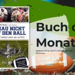 FootballR - NFL - Eine Werbegrafik für das Buch des Monats: Juni“ mit Schau nicht auf den Ball : American Football sehen wie ein Profi von Pat Kirwan. Der Hintergrund zeigt Fußballbilder, beispielsweise Spieler und ein Fußballfeld, und im Vordergrund ist ein markantes Buchcover abgebildet. Buchempfehlung. Diese Beschreibung wurde automatisch generiert.