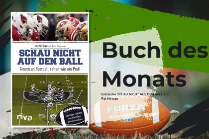 FootballR - NFL - Eine Werbegrafik für das Buch des Monats: Juni“ mit Schau nicht auf den Ball : American Football sehen wie ein Profi von Pat Kirwan. Der Hintergrund zeigt Fußballbilder, beispielsweise Spieler und ein Fußballfeld, und im Vordergrund ist ein markantes Buchcover abgebildet. Buchempfehlung. Diese Beschreibung wurde automatisch generiert.