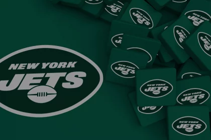 FootballR - NFL - Ein großes Logo der New York Jets, bestehend aus einem weißen Football-Symbol mit dem Text „New York Jets“ auf einem grünen Oval, weckt ein Gefühl von Nostalgie, da es prominent auf der linken Seite angezeigt wird. Auf der rechten Seite sind zahlreiche kleinere, ähnliche Logos verstreut, die ebenfalls den weißen Text auf grünem Hintergrund aufweisen. Das allgemeine Farbschema ist grün und weiß. Diese Beschreibung wurde automatisch generiert.