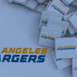 FootballR - NFL - Bild von quadratischen Kacheln mit dem Logo der „Los Angeles Chargers“ auf hellgrauem Hintergrund. Das Logo besteht aus den Wörtern „LOS ANGELES“ in Gold und „CHARGERS“ in Blau mit einem in den Text eingearbeiteten Blitz. Ein großes Aufzug Logo ist prominent auf der linken Seite angebracht. Diese Beschreibung wurde automatisch generiert.