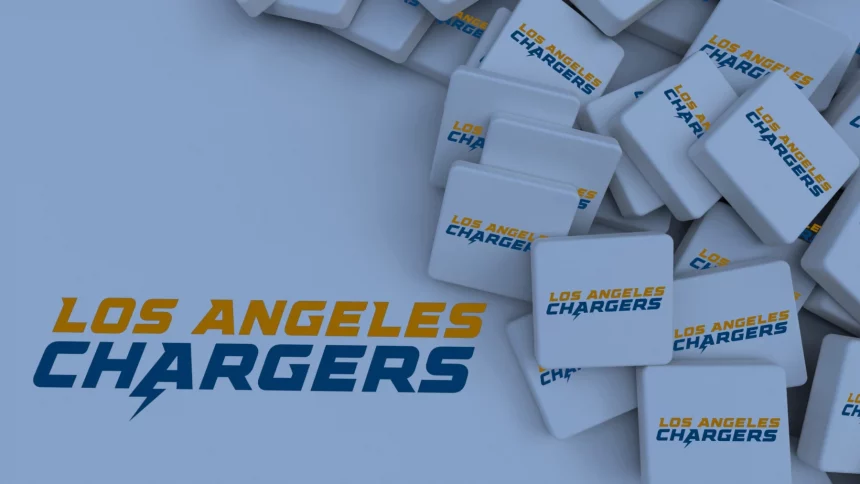 FootballR - NFL - Bild von quadratischen Kacheln mit dem Logo der „Los Angeles Chargers“ auf hellgrauem Hintergrund. Das Logo besteht aus den Wörtern „LOS ANGELES“ in Gold und „CHARGERS“ in Blau mit einem in den Text eingearbeiteten Blitz. Ein großes Aufzug Logo ist prominent auf der linken Seite angebracht. Diese Beschreibung wurde automatisch generiert.