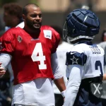 NFL - Feuer im Dallas Cowboys Hotel - Team setzt Training gelassen fort. Dallas Cowboys Training Camp Jul 30, 2024 Oxnard, CA, USA Dallas Cowboys quarterback Dak Prescott 4 talks to wide receiver Brandin Cooks 3 during training camp at the River Ridge Playing Fields in Oxnard, California. Oxnard Marriott Residence Inn