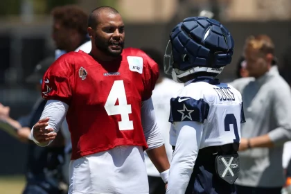 NFL - Feuer im Dallas Cowboys Hotel - Team setzt Training gelassen fort. Dallas Cowboys Training Camp Jul 30, 2024 Oxnard, CA, USA Dallas Cowboys quarterback Dak Prescott 4 talks to wide receiver Brandin Cooks 3 during training camp at the River Ridge Playing Fields in Oxnard, California. Oxnard Marriott Residence Inn