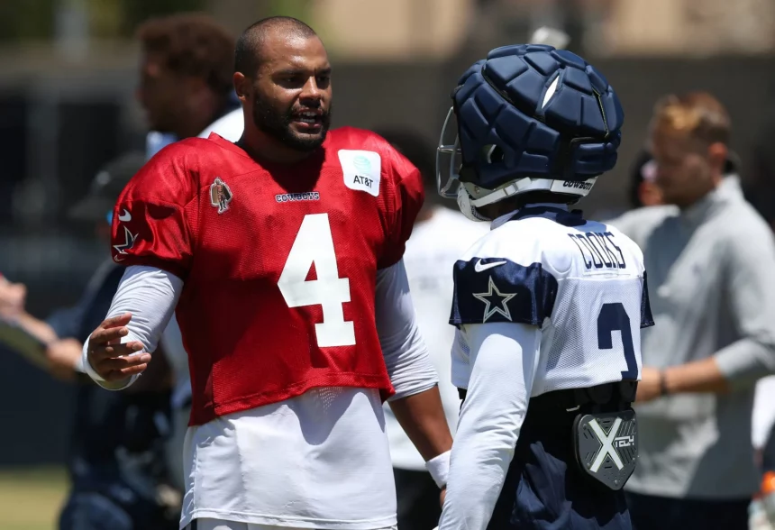 NFL - Feuer im Dallas Cowboys Hotel - Team setzt Training gelassen fort. Dallas Cowboys Training Camp Jul 30, 2024 Oxnard, CA, USA Dallas Cowboys quarterback Dak Prescott 4 talks to wide receiver Brandin Cooks 3 during training camp at the River Ridge Playing Fields in Oxnard, California. Oxnard Marriott Residence Inn