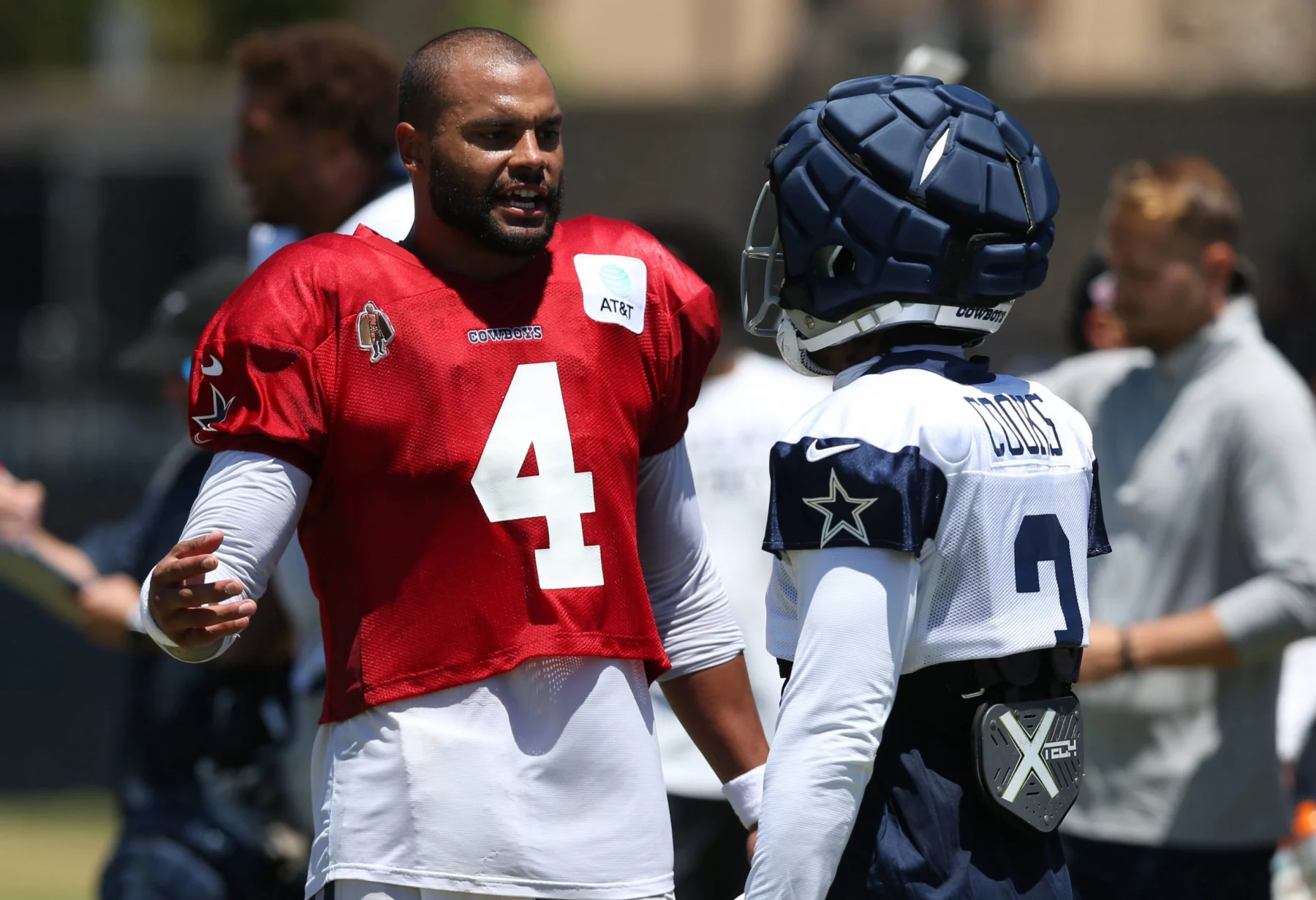 NFL - Feuer im Dallas Cowboys Hotel - Team setzt Training gelassen fort. Dallas Cowboys Training Camp Jul 30, 2024 Oxnard, CA, USA Dallas Cowboys quarterback Dak Prescott 4 talks to wide receiver Brandin Cooks 3 during training camp at the River Ridge Playing Fields in Oxnard, California. Oxnard Marriott Residence Inn