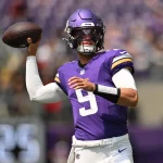 NFL, American Football Herren, USA Las Vegas Raiders at Minnesota Vikings Aug 10, 2024 Minneapolis, Minnesota, USA Minnesota Vikings quarterback J.J. McCarthy 9 warms up before the game against the Las Vegas Raiders at U.S. Bank Stadium. Minneapolis U.S. Bank Stadium Minnesota USA, EDITORIAL USE ONLY PUBLICATIONxINxGERxSUIxAUTxONLY Copyright: xJeffreyxBeckerx 20240810_tcs_bc9_169