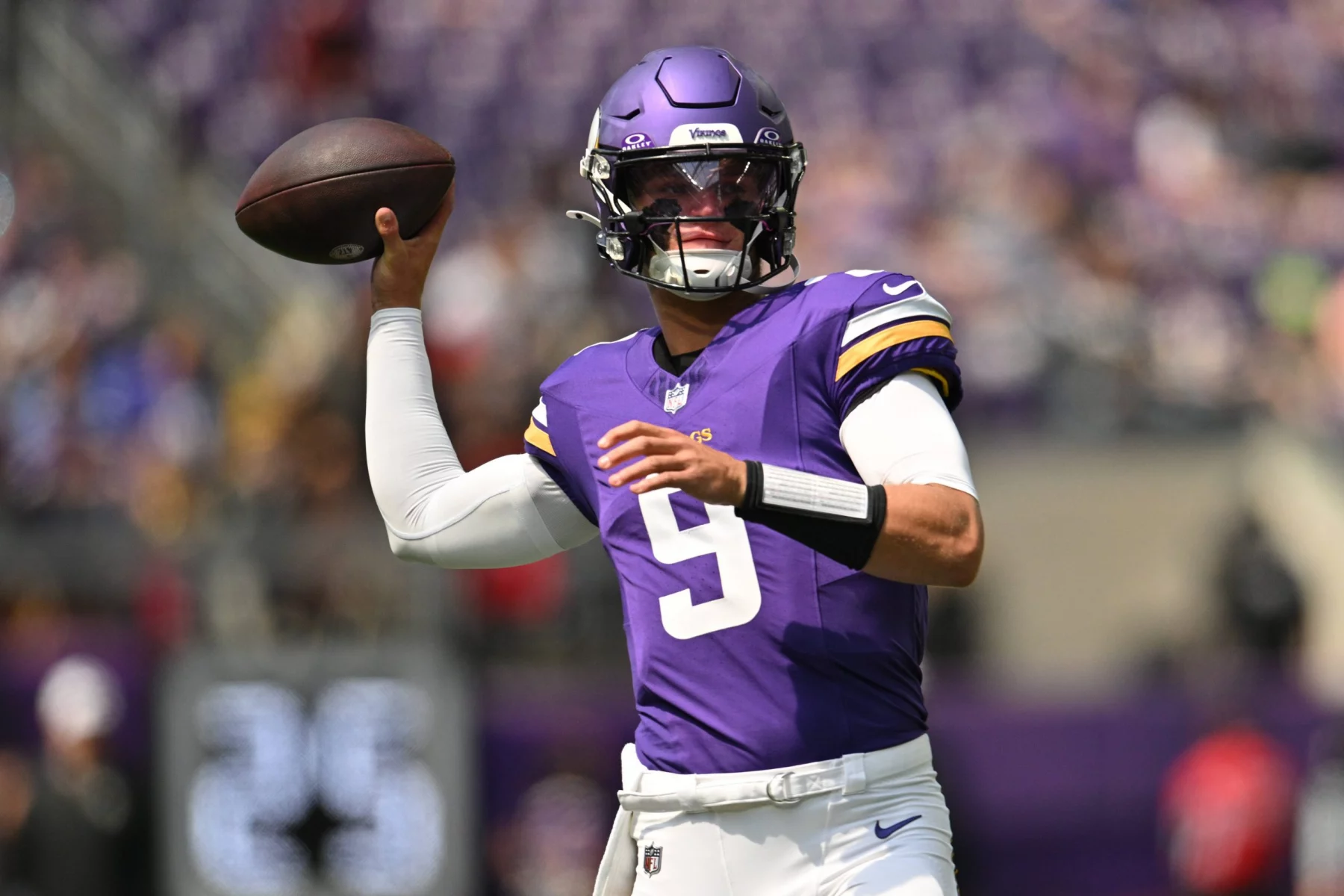 NFL, American Football Herren, USA Las Vegas Raiders at Minnesota Vikings Aug 10, 2024 Minneapolis, Minnesota, USA Minnesota Vikings quarterback J.J. McCarthy 9 warms up before the game against the Las Vegas Raiders at U.S. Bank Stadium. Minneapolis U.S. Bank Stadium Minnesota USA, EDITORIAL USE ONLY PUBLICATIONxINxGERxSUIxAUTxONLY Copyright: xJeffreyxBeckerx 20240810_tcs_bc9_169