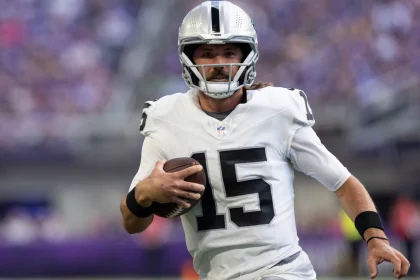 MINNEAPOLIS, MN - AUGUST 10: Las Vegas Raiders quarterback Gardner Minshew 15 runs with the ball for a first down during the NFL, American Football Herren, USA preseason game between the Las Vegas Raiders and the Minnesota Vikings on August 10, 2024, at U.S. Bank Stadium in Minneapolis, MN. Photo by Bailey Hillesheim/Icon Sportswire NFL: AUG 10 Preseason Raiders at Vikings EDITORIAL USE ONLY Icon240810020