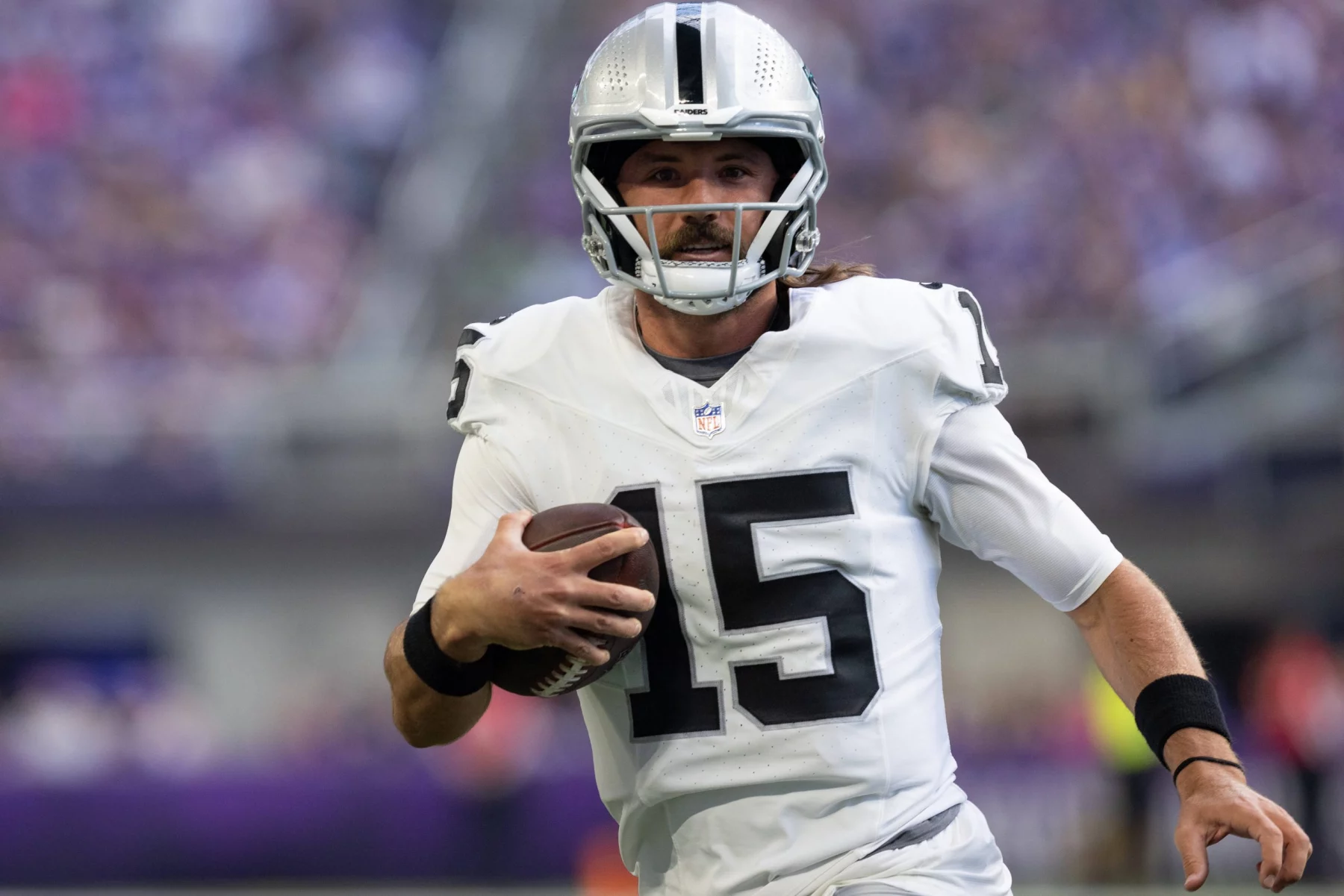 MINNEAPOLIS, MN - AUGUST 10: Las Vegas Raiders quarterback Gardner Minshew 15 runs with the ball for a first down during the NFL, American Football Herren, USA preseason game between the Las Vegas Raiders and the Minnesota Vikings on August 10, 2024, at U.S. Bank Stadium in Minneapolis, MN. Photo by Bailey Hillesheim/Icon Sportswire NFL: AUG 10 Preseason Raiders at Vikings EDITORIAL USE ONLY Icon240810020