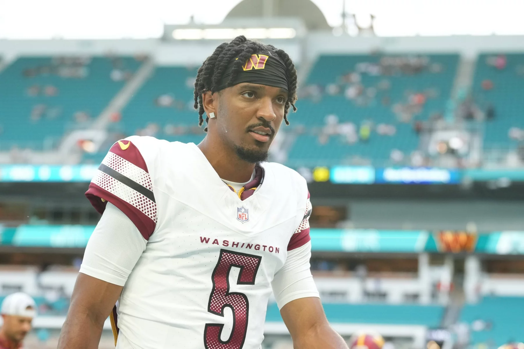 MIAMI GARDENS, FL - AUGUST 17: Washington Commanders quarterback Jayden Daniels 5 leaves the field following pregame warmups before the game between the Washington Commanders and the Miami Dolphins on Saturday, August 17, 2024 at Hard Rock Stadium in Miami Gardens, Fla. Photo by Peter Joneleit/Icon Sportswire NFL, American Football Herren, USA AUG 17 Preseason Commanders at Dolphins EDITORIAL USE ONLY Icon240817017