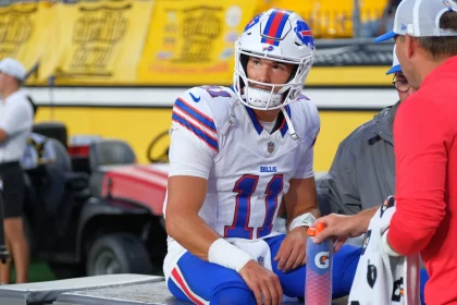 August 17, 2024: Buffalo Bills Quarterback Mitchell Trubisky verletzt an der Sideline.