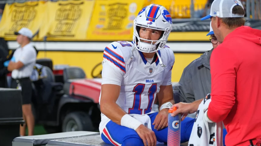August 17, 2024: Buffalo Bills Quarterback Mitchell Trubisky verletzt an der Sideline.