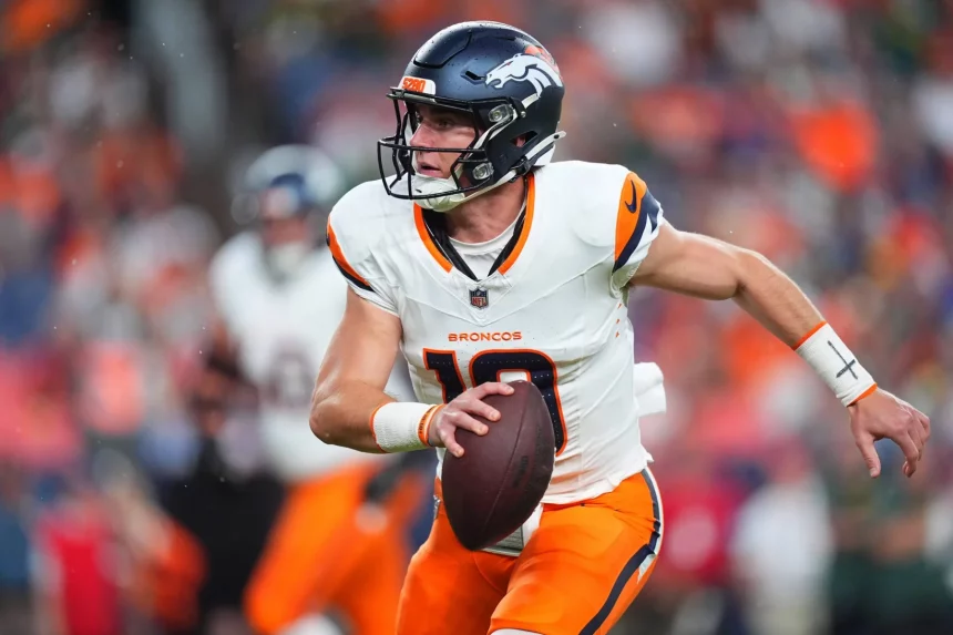 NFL, American Football Herren, USA Green Bay Packers at Denver Broncos Aug 18, 2024 Denver, Colorado, USA Denver Broncos quarterback Bo Nix 10 scrambles with the ball in the first quarter against the Green Bay Packers at Empower Field at Mile High. Denver Empower Field at Mile High Colorado