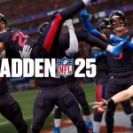 FootballR - NFL Madden NFL 25 Ratings - Das Bild von Madden NFL zeigt NFL-Stars in schwarzen Uniformen, die einen Touchdown in einem Footballstadion feiern. Der zentrale Spieler, Nummer 20, hält triumphierend den Ball. Der fettgedruckte weiße Text „MADDEN NFL 25“ ist über die Spieler gelegt, darunter sind die Logos von NFLPA und EA Sports zu sehen. Diese Beschreibung wurde automatisch generiert.