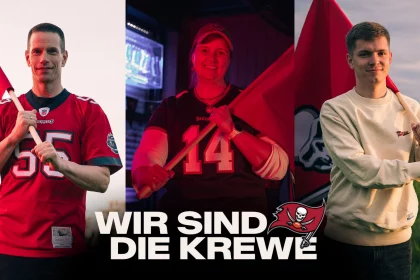 FootballR - NFL - Drei Personen stehen in einer Reihe und halten Buccaneers-Fahnen. Sie tragen unterschiedliche Buccaneers-Kleidung: ein Trikot mit der Aufschrift „55“, ein Shirt mit der Aufschrift „14“ und einen hellen Rundhalsausschnitt. Im Hintergrund sind ein Bildschirm und ein Sonnenuntergang zu sehen. Unten sind „Wir Sind Die Krewe“ und das Logo der Tampa Bay Buccaneers zu sehen, was das Engagement in Deutschland zeigt. Diese Beschreibung wurde automatisch generiert.
