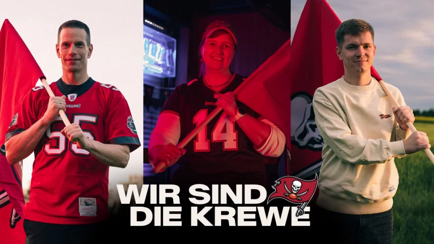 FootballR - NFL - Drei Personen stehen in einer Reihe und halten Buccaneers-Fahnen. Sie tragen unterschiedliche Buccaneers-Kleidung: ein Trikot mit der Aufschrift „55“, ein Shirt mit der Aufschrift „14“ und einen hellen Rundhalsausschnitt. Im Hintergrund sind ein Bildschirm und ein Sonnenuntergang zu sehen. Unten sind „Wir Sind Die Krewe“ und das Logo der Tampa Bay Buccaneers zu sehen, was das Engagement in Deutschland zeigt. Diese Beschreibung wurde automatisch generiert.