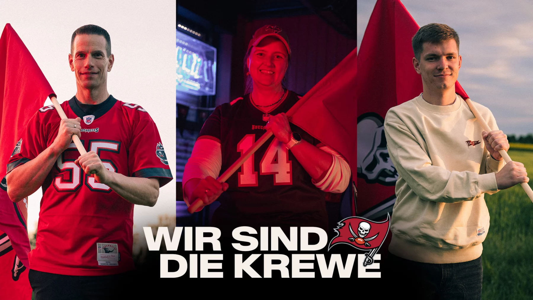 FootballR - NFL - Drei Personen stehen in einer Reihe und halten Buccaneers-Fahnen. Sie tragen unterschiedliche Buccaneers-Kleidung: ein Trikot mit der Aufschrift „55“, ein Shirt mit der Aufschrift „14“ und einen hellen Rundhalsausschnitt. Im Hintergrund sind ein Bildschirm und ein Sonnenuntergang zu sehen. Unten sind „Wir Sind Die Krewe“ und das Logo der Tampa Bay Buccaneers zu sehen, was das Engagement in Deutschland zeigt. Diese Beschreibung wurde automatisch generiert.