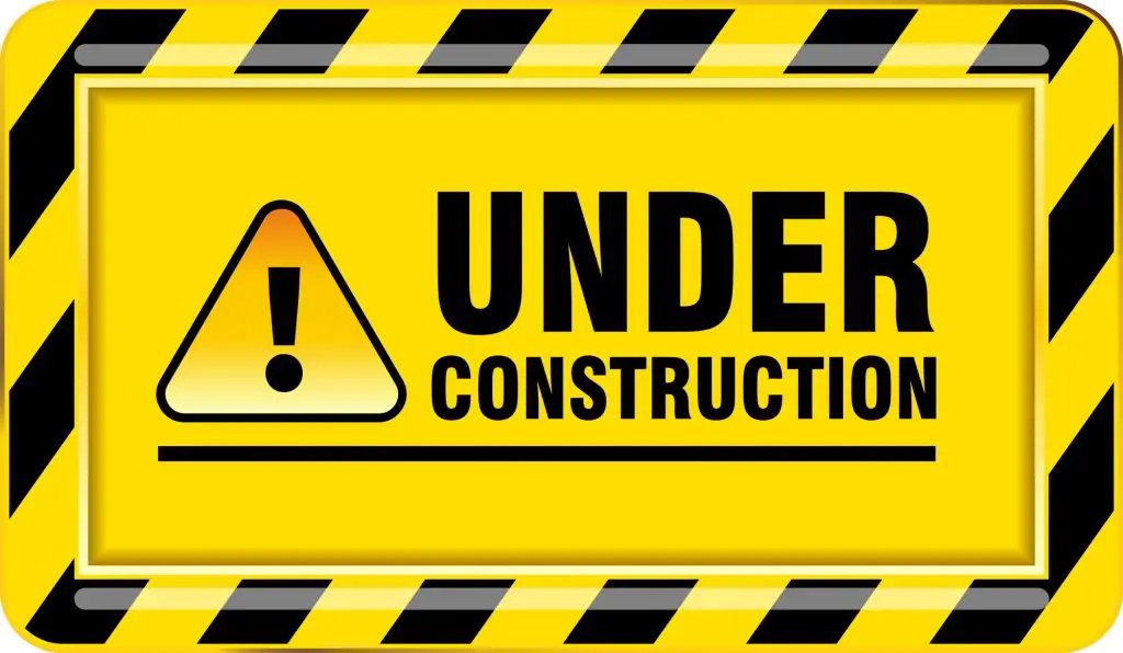 FootballR - NFL - Gelbes Warnschild mit schwarzen und gelben diagonalen Streifen am Rand. Darin befindet sich ein dreieckiges Warnsymbol mit einem Ausrufezeichen und dem Text „UNDER CONSTRUCTION“ in fetten schwarzen Buchstaben auf gelbem Hintergrund, ähnlich wie beim Überprüfen einer NFL News App auf aktuelle Updates. Eine horizontale schwarze Linie trennt den Text. Diese Beschreibung wurde automatisch generiert.