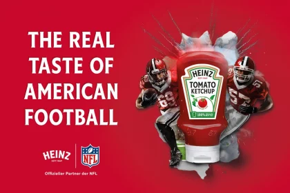 FootballR - NFL - Bild einer Heinz-Tomatenketchup-Werbung mit dem Slogan „Der wahre Geschmack von American Football“. Im Mittelpunkt steht eine Ketchupflasche mit Footballspielern in roten Uniformen auf beiden Seiten. Die Logos von Heinz und NFL sind unten zu sehen und betonen ihre Partnerschaft als offizielle NFL-Partner in Deutschland. Diese Beschreibung wurde automatisch generiert.