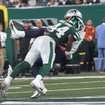 Patriots Quarterback Drake Maye wurde ins Spiel eingewechselt und musste einiges einstecken.