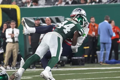 Patriots Quarterback Drake Maye wurde ins Spiel eingewechselt und musste einiges einstecken.