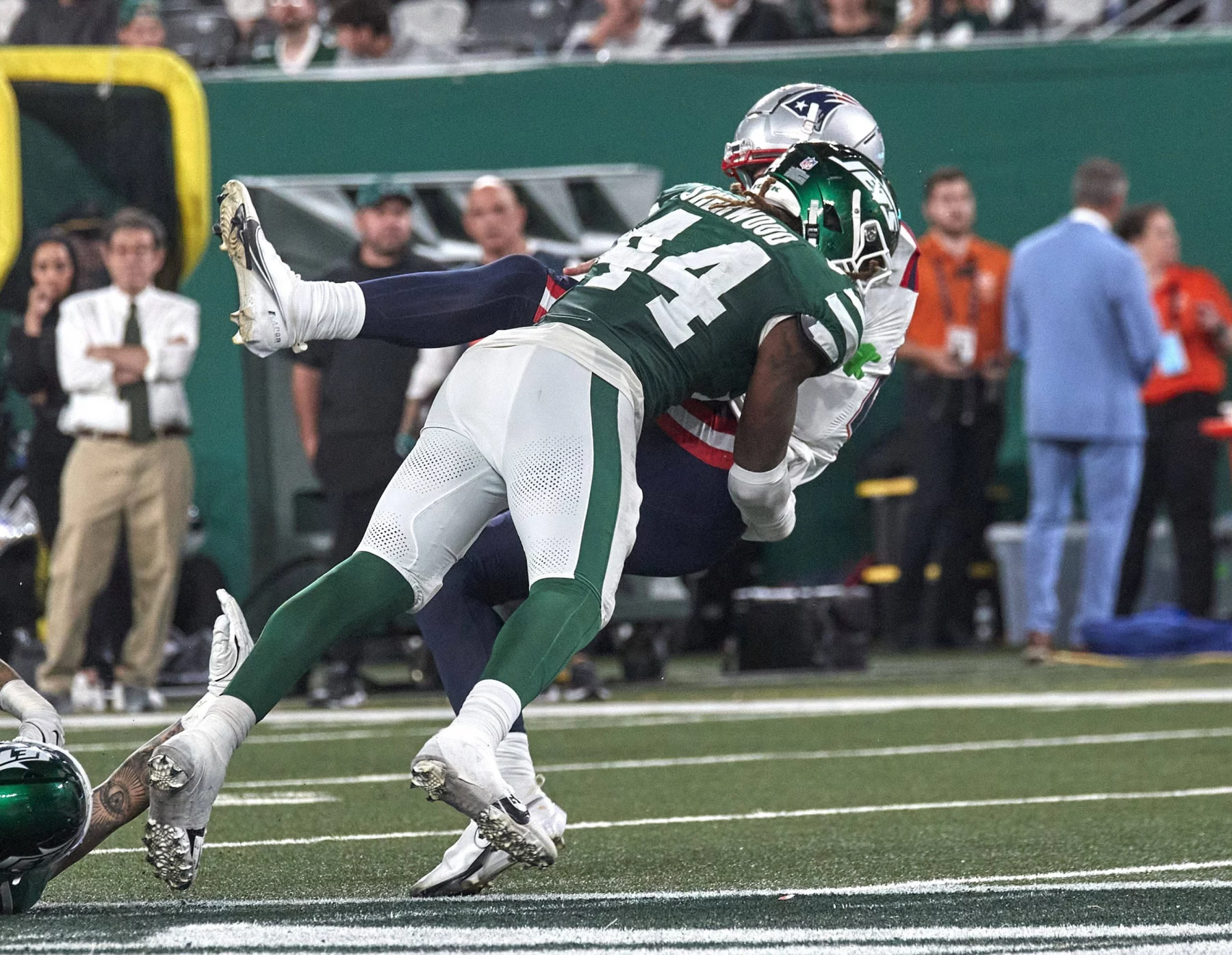 Patriots Quarterback Drake Maye wurde ins Spiel eingewechselt und musste einiges einstecken.