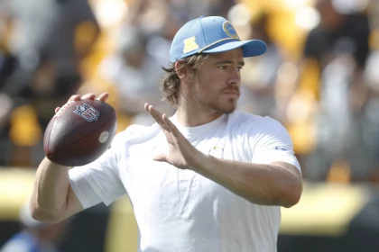 Justin Herbert, Quarterback der Los Angeles Chargers, ging verletzt in das Spiel in Woche 3 und verschlimmerte seine Verletzung. Er musste das Spiel verfrüht verlassen.