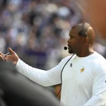 Minnesota Vikings DC Brian Flores verhalf seinem Team durch eine unfassbar starke Defense zu einem 3-0 Saisonstart.
