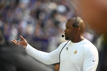 Minnesota Vikings DC Brian Flores verhalf seinem Team durch eine unfassbar starke Defense zu einem 3-0 Saisonstart.