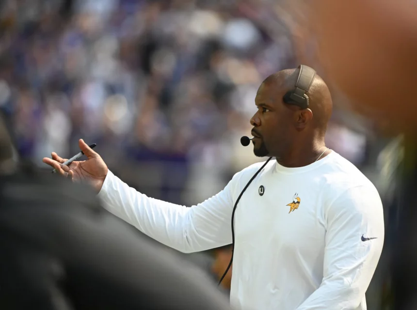 Minnesota Vikings DC Brian Flores verhalf seinem Team durch eine unfassbar starke Defense zu einem 3-0 Saisonstart.