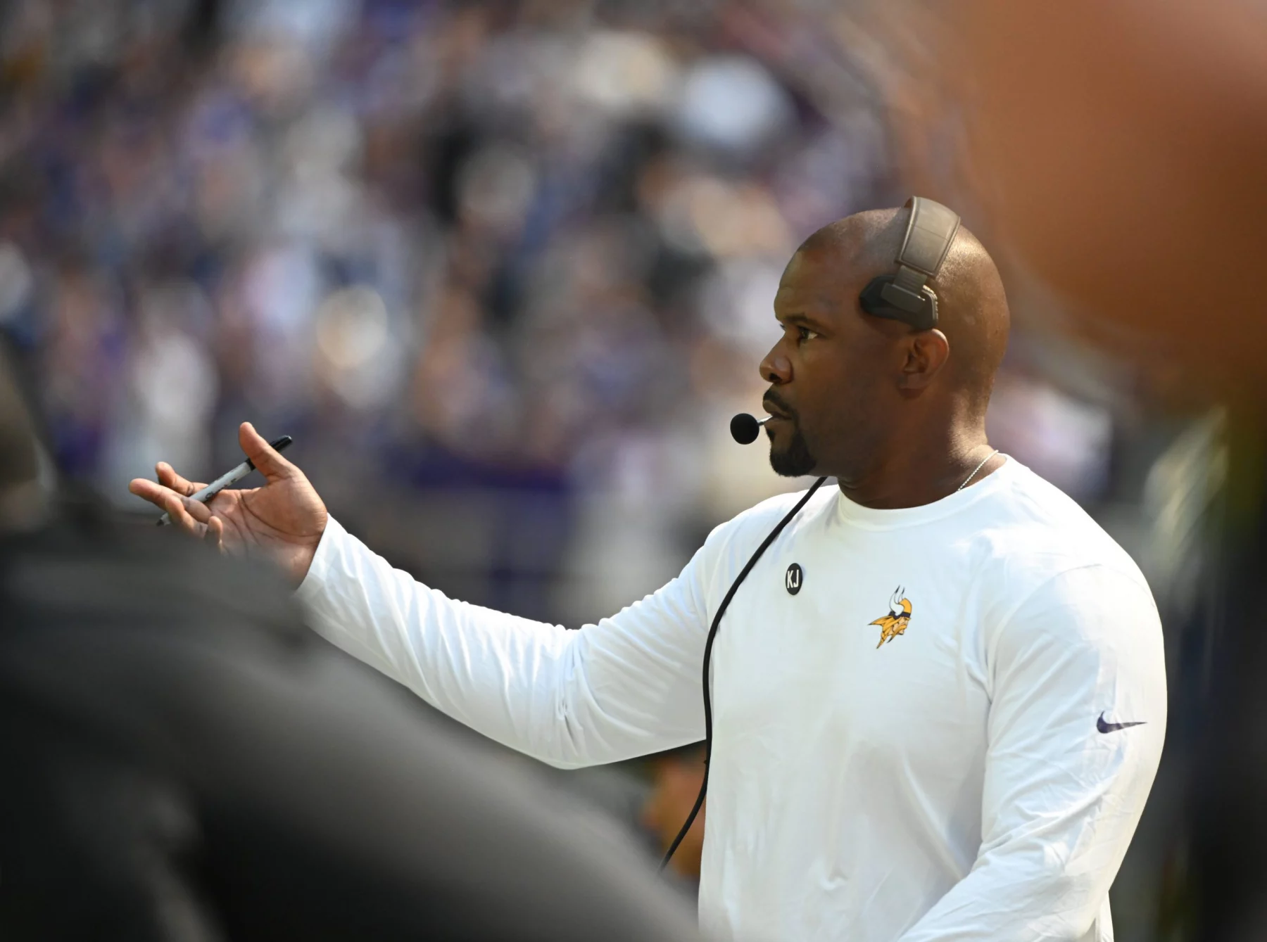 Minnesota Vikings DC Brian Flores verhalf seinem Team durch eine unfassbar starke Defense zu einem 3-0 Saisonstart.