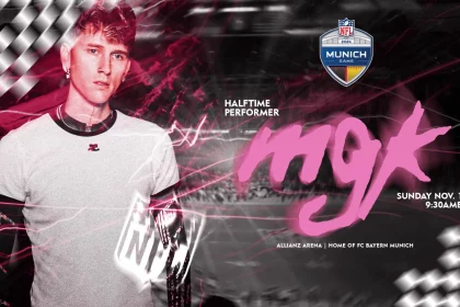 FootballR - Machine Gun Kelly beim NFL Munich Game 2024 - Ein Mann mit kurzen Haaren steht vor einem grafischen Hintergrund mit Schachbrettmuster und rosa Akzenten. Der Text lautet „Halbzeit-Performer Machine Gun Kelly“ mit dem Datum „Sonntag, 10. November, 9:30 Uhr ET“ in der Allianz Arena, der Heimat des FC Bayern München. Das Logo des NFL Munich Game krönt das Design. Diese Beschreibung wurde automatisch generiert.