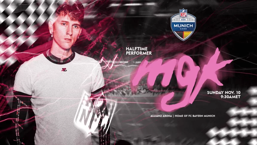 FootballR - Machine Gun Kelly beim NFL Munich Game 2024 - Ein Mann mit kurzen Haaren steht vor einem grafischen Hintergrund mit Schachbrettmuster und rosa Akzenten. Der Text lautet „Halbzeit-Performer Machine Gun Kelly“ mit dem Datum „Sonntag, 10. November, 9:30 Uhr ET“ in der Allianz Arena, der Heimat des FC Bayern München. Das Logo des NFL Munich Game krönt das Design. Diese Beschreibung wurde automatisch generiert.