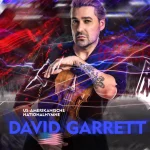 Ein Mann mit Tattoos und zurückgekämmten Haaren hält eine Geige, die von dynamischen roten, blauen und violetten Lichtstreifen beleuchtet wird. David Garrett steht zentral über dem Text „David Garrett“. Oben rechts steht ein Logo mit den Worten „München Spiel“ und „DKB“, und ein deutscher Text kündigt an, dass er eine Nationalhymne spielt. Diese Beschreibung wurde mit der FootballR KI automatisch generiert.