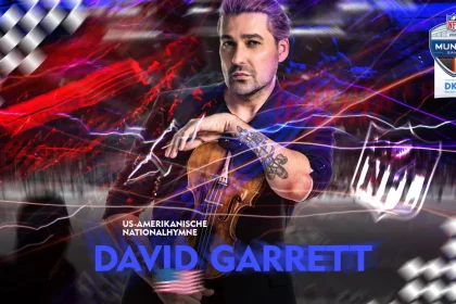 Ein Mann mit Tattoos und zurückgekämmten Haaren hält eine Geige, die von dynamischen roten, blauen und violetten Lichtstreifen beleuchtet wird. David Garrett steht zentral über dem Text „David Garrett“. Oben rechts steht ein Logo mit den Worten „München Spiel“ und „DKB“, und ein deutscher Text kündigt an, dass er eine Nationalhymne spielt. Diese Beschreibung wurde mit der FootballR KI automatisch generiert.