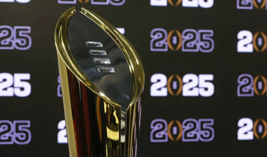 Bowl Tracker - College Football Playoffs - Das Bild zeigt eine goldene Trophäe mit einer glatten, ovalen Spitze und aufwendigen Gravuren, die den Sieg in den College Football Playoffs symbolisiert. Im Hintergrund ist auf einer schwarzen Wand die Zahl „2025“ in mehreren Wiederholungen zu sehen. Die Trophäe ist etwas links vom Rahmen positioniert. Diese Beschreibung wurde automatisch generiert.