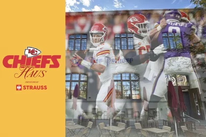 Auf einem Foto eines Gebäudes mit einem Sitzbereich im Freien ist ein Wandgemälde von zwei Footballspielern in rot-weißer Ausrüstung zu sehen, die den Geist der Kansas City Chiefs verkörpern. Das Wandgemälde ziert die Fassade des Restaurants, während auf der linken Seite eine gelbe Tafel das Logo „Chiefs Haus“ mit Strauss-Sponsoring zeigt. Diese Beschreibung wurde mit der FootballR KI automatisch generiert.