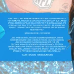 Ein strukturierter Hintergrund mit einem Football und dem NFL-Logo hebt den Overlay-Text mit Zitaten von Sarah Baucom, Mitbegründerin von Girl Tribe Co., auf Englisch und Deutsch hervor. Die Zitate feiern die Vereinigung von Frauen und die Momente des Lebens und finden besonders bei den Fans der Carolina Panthers und dem Geist der NFL-Kollektion Anklang. Diese Beschreibung wurde mit der FootballR KI automatisch generiert.