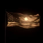 Eine leuchtende Halbmondform, wie die untergehende Sonne in Woche 16, wirft einen Schein auf eine US-Flagge, die vor einem dunklen Hintergrund weht. Die Sterne und Streifen der Flagge sind teilweise beleuchtet, was einen warmen, leuchtenden Effekt auf dem Stoff erzeugt. Diese Beschreibung wurde mit der FootballR KI automatisch generiert.