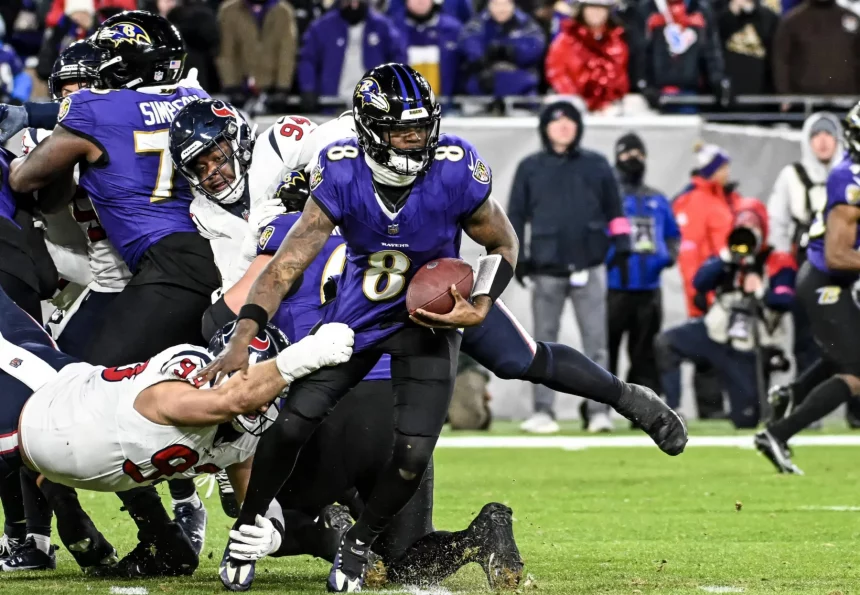 Ein Footballspieler im lila NFL-Trikot mit der Nummer 8 weicht auf dem Rasenplatz gekonnt einem Tackling eines Spielers im weißen Trikot aus. Die Action wird live übertragen, im Hintergrund sind weitere Spieler zu sehen, während Zuschauer hinter der Seitenlinie stehen und die dynamische Intensität des Spiels einfangen. Diese Beschreibung wurde mit der FootballR KI automatisch generiert.