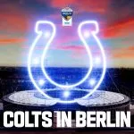 Bei Sonnenuntergang wölbt sich ein großes leuchtendes Hufeisen über dem Berliner Stadion, dramatische Wolken werten die Szenerie auf. Auf dem beleuchteten Veranstaltungsort prangt stolz „COLTS IN BERLIN“ am unteren Ende, um die Indianapolis Colts als Heimmannschaft zu feiern. Darüber ist ein Logo zu sehen, das das Brandenburger Tor und das NFL-Schild vereint. Diese Beschreibung wurde mit der FootballR KI automatisch generiert.