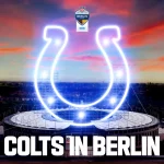 TOGGO Bei Sonnenuntergang wölbt sich ein großes leuchtendes Hufeisen über dem Berliner Stadion, dramatische Wolken werten die Szenerie auf. Auf dem beleuchteten Veranstaltungsort prangt stolz „COLTS IN BERLIN“ am unteren Ende, um die Indianapolis Colts als Heimmannschaft zu feiern. Darüber ist ein Logo zu sehen, das das Brandenburger Tor und das NFL-Schild vereint. Diese Beschreibung wurde mit der FootballR KI automatisch generiert.