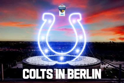 TOGGO Bei Sonnenuntergang wölbt sich ein großes leuchtendes Hufeisen über dem Berliner Stadion, dramatische Wolken werten die Szenerie auf. Auf dem beleuchteten Veranstaltungsort prangt stolz „COLTS IN BERLIN“ am unteren Ende, um die Indianapolis Colts als Heimmannschaft zu feiern. Darüber ist ein Logo zu sehen, das das Brandenburger Tor und das NFL-Schild vereint. Diese Beschreibung wurde mit der FootballR KI automatisch generiert.